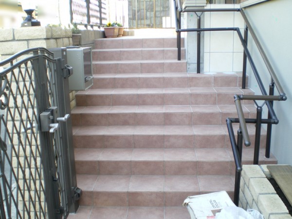 玄関前の階段の工事を川越市で施工しました。サムネイル
