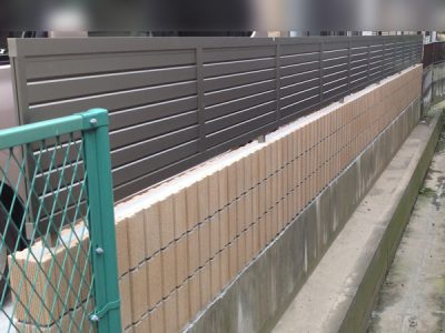 川越市小仙波の目隠しフェンス設置工事の様子サムネイル
