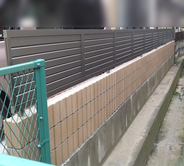 川越市小仙波の目隠しフェンス設置工事の様子のサムネイル