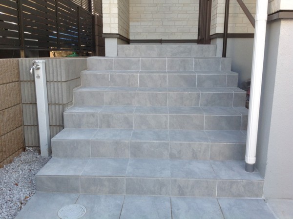 玄関アプローチの階段工事を川越市で施工しました。サムネイル